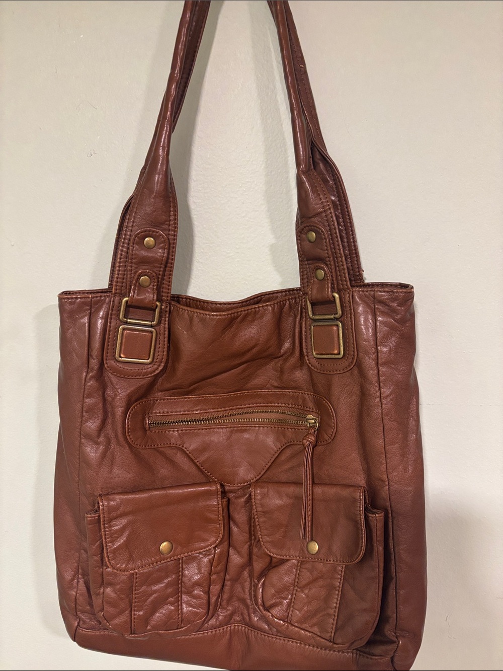 Bueno Vintage multi-pocket slouchy shoulder bag. Rich brown faux-leather